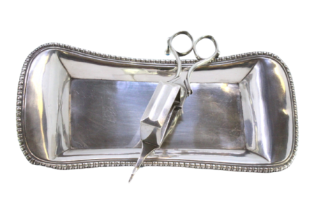 Bandeja e tesoura de morrões em prata lisa com frisos e assente em quatro pés em forma de garras.